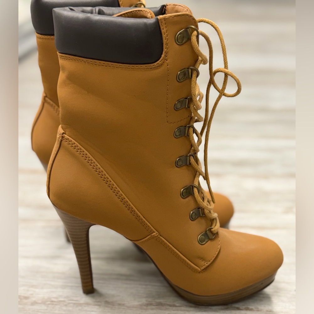 Lace up heels. Shoedazzle size 8
Worn once for photos.